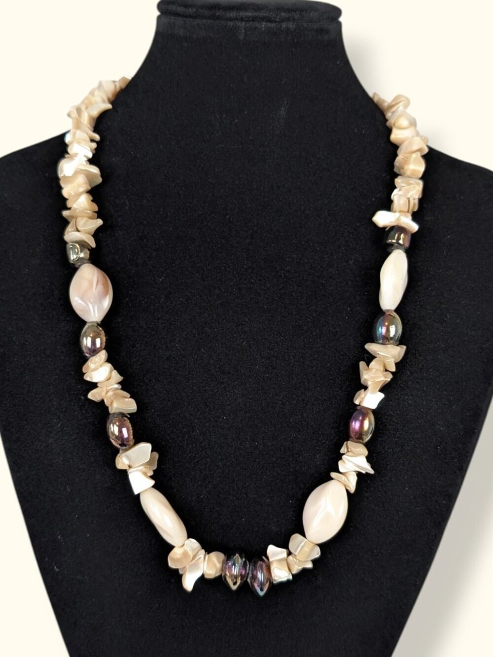 Vintage Mother of Pearl Chip & Beige Swirl Bead Necklace